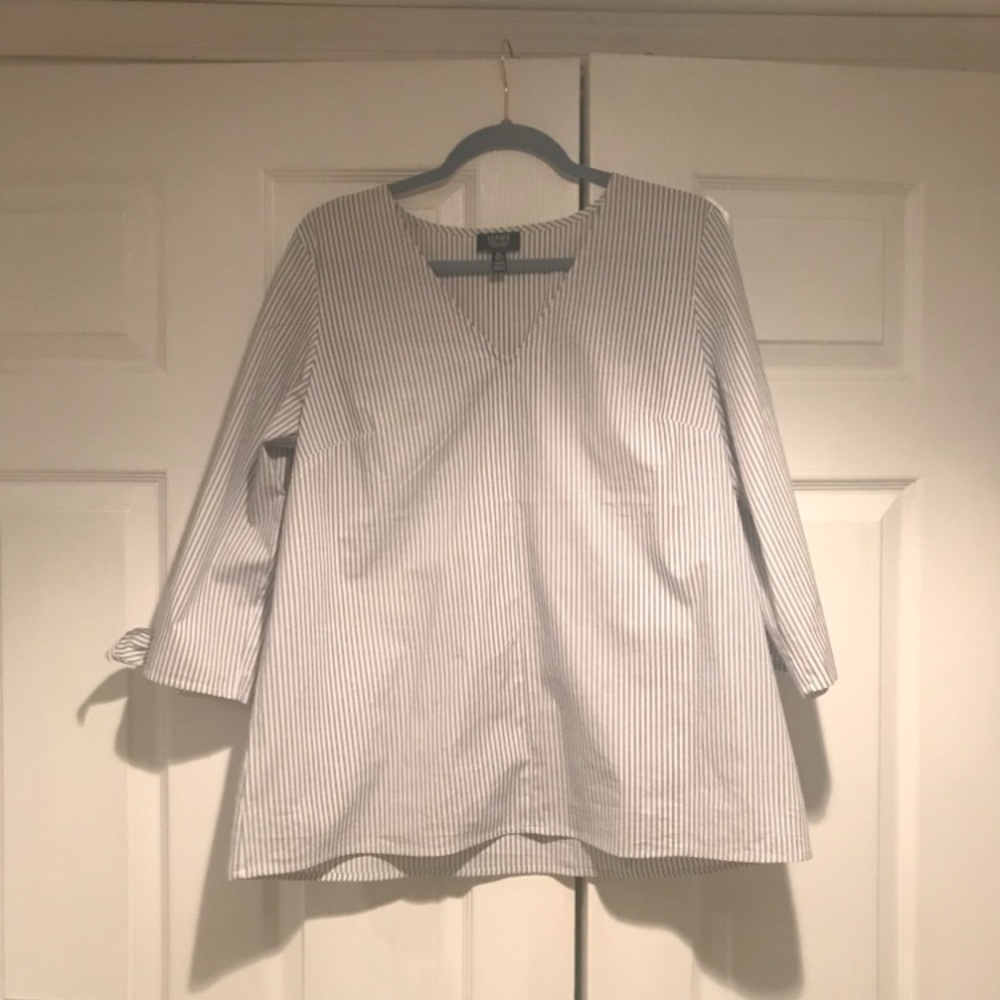 Quarter sleeve shirt size Large